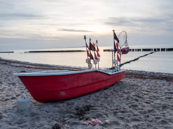 Rotes Fischerboot Liegt Strand Der Insel Rügen Bei Dranske Abendliche — Stockfoto
