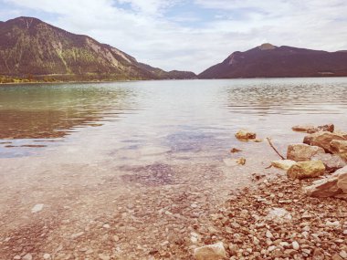 Walchensee 'de. Bavyera Almanya 'da güzel gölü olan doğa dağı sahnesi