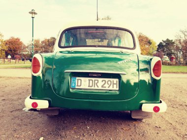 Kap Arkona Deniz feneri otoparkı, Almanya. 28 Ekim 2022, Yeşil Trabant Sedan. Tarihi deniz fenerinin önüne park edilmiş.