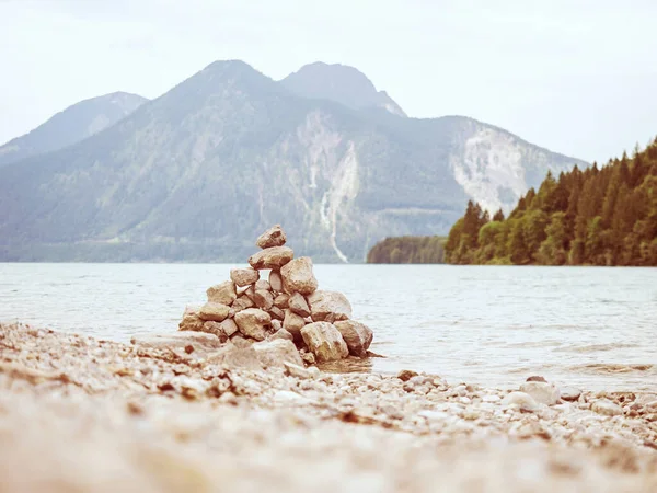 Piedras Apiladas Orilla Del Lago Piedras Balanceadas Cerca Los Alpes — Foto de Stock