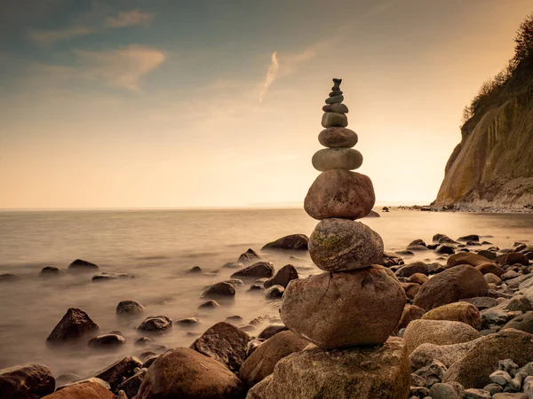 Stos Kamieni Plaży Wyspie Ruegen Zaokrąglone Kamyki Stos Spokojny Wieczór — Zdjęcie stockowe