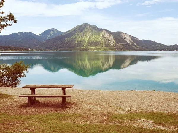 観光休憩所として建てられたWalchensee湖の木製のテーブルとベンチ 滞在のためのロマンチックな場所 — ストック写真