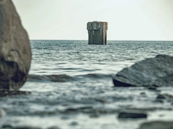 ドイツのルゲン島のバルト海にあるアルコナ岬灯台の崖の下の海岸にある古いゲージタワーの遺跡 海でのムーディー夏の風景 — ストック写真
