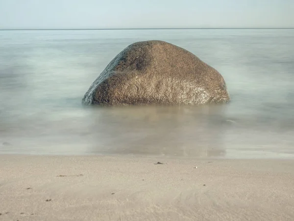 Στρογγυλή Πέτρα Πρώτο Πλάνο Στην Αμμώδη Παραλία Βαλτική Θάλασσα Στο — Φωτογραφία Αρχείου