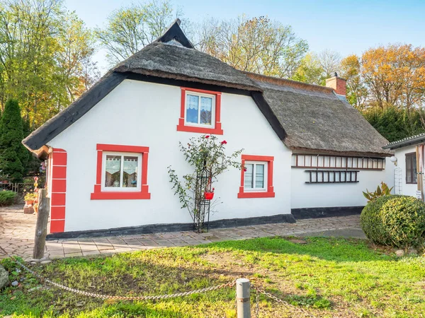 德国Kap Arkona的Vitt历史渔村一座色彩斑斓的芦苇屋顶房子 — 图库照片