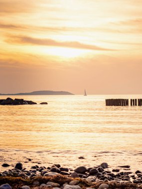 Baltık 'ta denize açılan beyaz yat Ruegen ve Hiddensee adaları arasında. Dranske, Rugen Adası. 