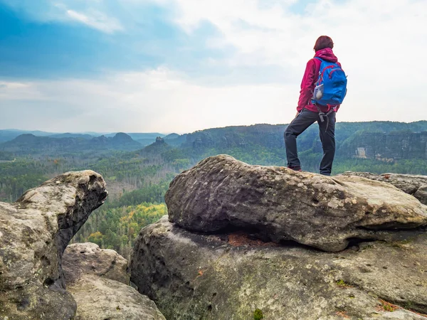 Mavi Sırt Çantalı Kadın Kırmızı Ceket Giyiyor Dağ Zirvesinden Manzaraya — Stok fotoğraf