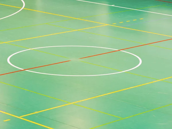 Basketbalové Hřiště Zelené Podlaze Staré Opotřebované Škrábance Čáry Dřevěné Podlaze — Stock fotografie
