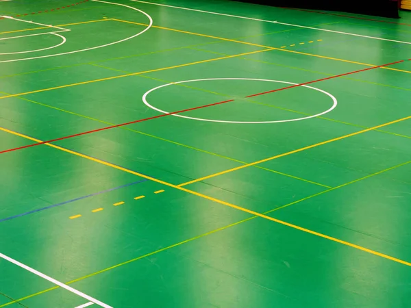 Fényvisszaverődés Zöld Beltéri Játszótéren Kosárlabdához Vagy Kézilabdához Iskolai Tornaterem — Stock Fotó