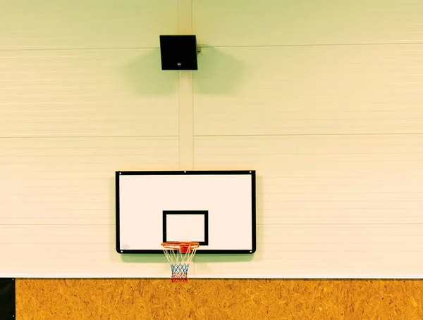 学校体育馆有篮球板和篮筐 高中体育馆的篮球圈 — 图库照片