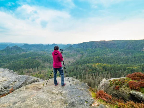 Жінка Туристка Фотоапаратом Тринозі Робить Подорож Вершині Гори Природний Ландшафт — стокове фото