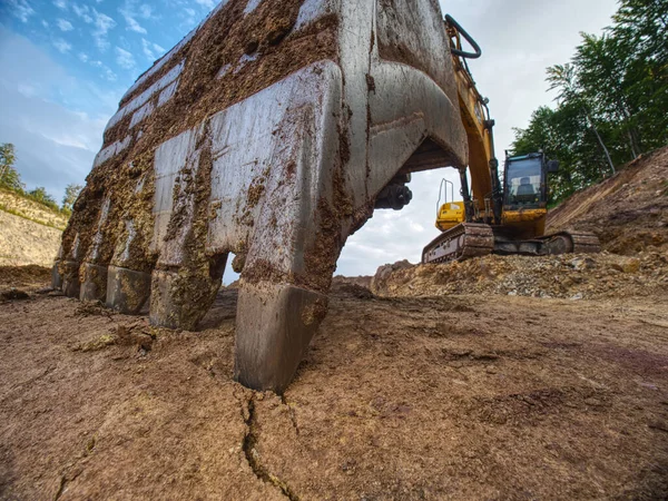 挖掘机桶的细节 挖土的反铲桶 履带式挖掘机在页岩层挖掘 挖掘机 地球移动设备 图库图片
