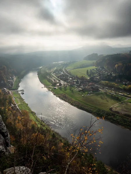 萨克森瑞士公园位于德国 从巴斯泰桥的高处眺望 易北河上的砂岩山 — 图库照片