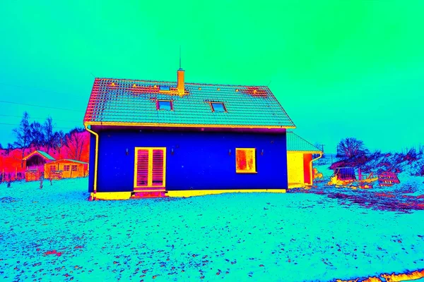低排放房屋和热损失测量结果 完全绝缘后的建筑 红外热视显示屏 — 图库照片