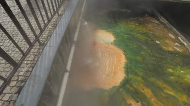 Kolonada ve Vridlo 'dan gelen sıcak maden suyu boruları Ohre nehrine, CarlsBad, Çek Cumhuriyeti' ne akıyor..