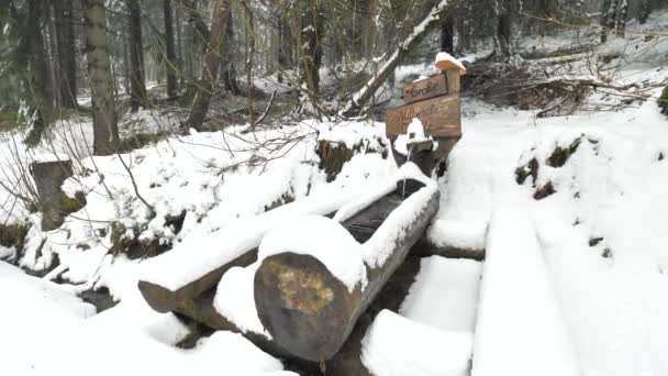 Rura Pitny Woda Nad Przyrodniczy Źródło Przy Śnieżny Drewniany Ławka — Wideo stockowe