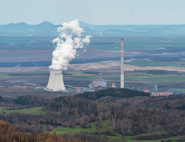 Rauchende Kohlekraftwerke Und Dampf Der Aus Einem Kühlturm Aufsteigt Umweltbelastungen — Stockfoto
