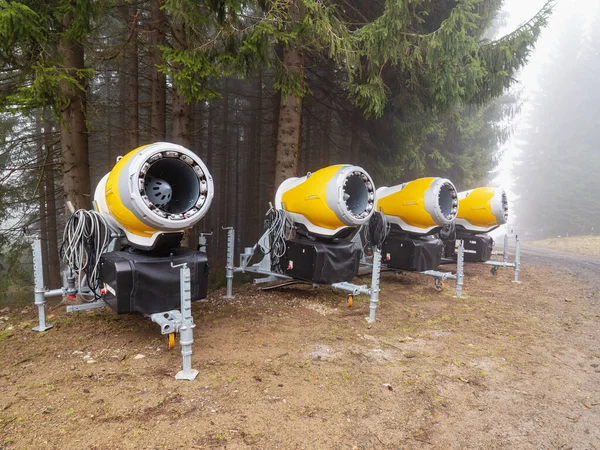 夏に雪の大砲を作る 黄雪の大砲 — ストック写真