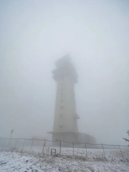 Torre Radiocomunicazione Alta 80M Nella Nebbia Pesante Vetta Della Montagna — Foto Stock