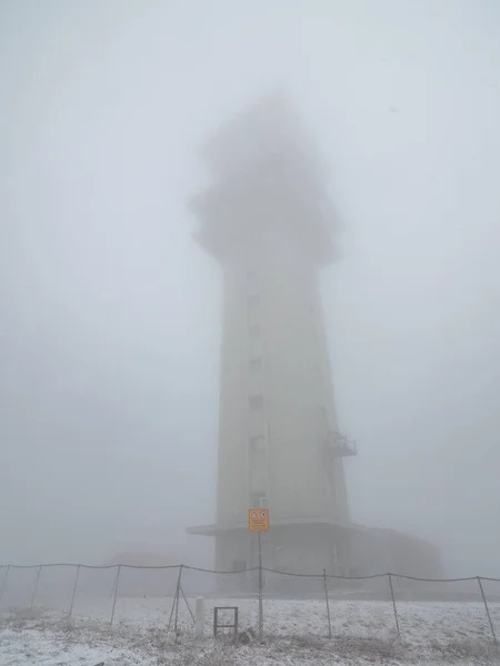 Yoğun Siste Metre Yükseklikteki Radyoiletişim Kulesi 1244 Metre Yüksekliğindeki Klinovec — Stok fotoğraf