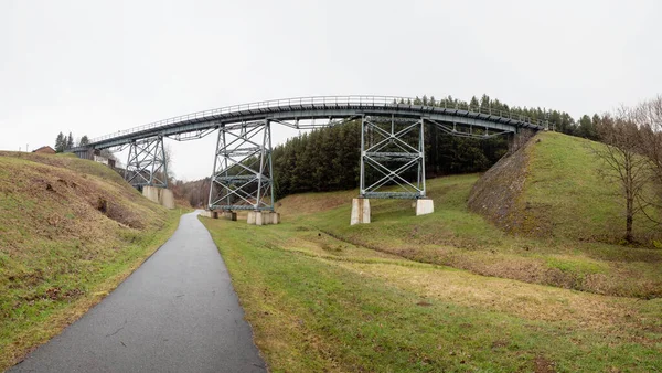 谷の上の鉄道橋 ドイツのサクセンにあるオーバーヴィーゼンタールErzgebirgskreis — ストック写真