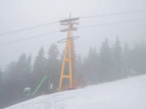 Liftmast Der Bergstation Der Fichtelbergbahn Oberwiesenthal Deutschland Starkes Nebelwetter — Stockfoto