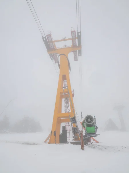 德国奥伯维森塔尔Fichtelberg缆车顶部车站的电梯杆 大雾天气 — 图库照片