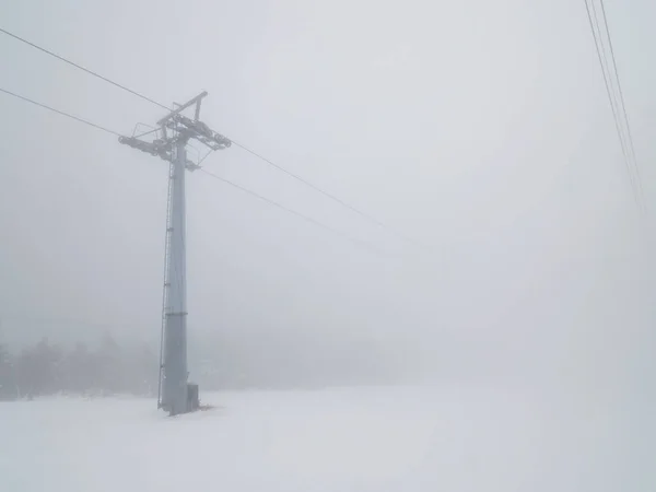 Elevador Esqui Névoa Grossa Branca Fim Temporada Inverno Com Neve — Fotografia de Stock