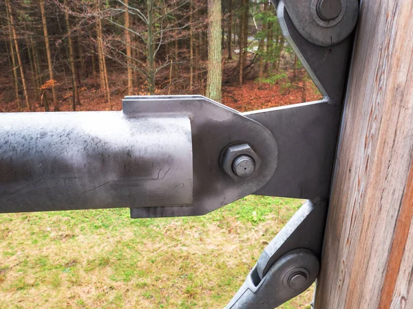 鋼ビームとネジアンカーボルト 主な木製のサポートポール上のサポートチューブ — ストック写真