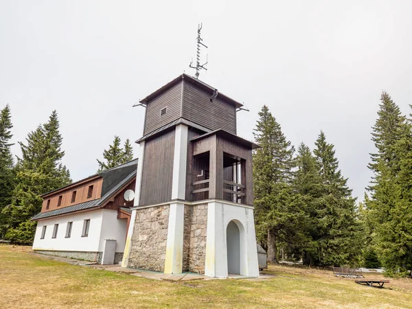 Alte Kapelle Und Haus Mit Holzturm Auf Dem Gipfel Des — Stockfoto