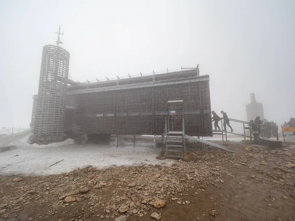 Snezka Giant Mountain 2023年4月30日 黒の瀬国立公園のスネツカの霧の中の人々のグループ 悪天候だ — ストック写真