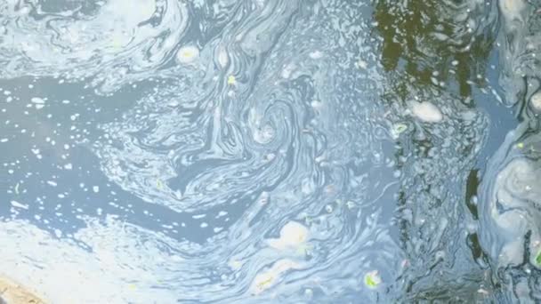 蓝色绿油油水流 涡流中含有天然有机物和沉积物混合物 — 图库视频影像