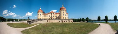 Moritzburg, Almanya. 11 Haziran 2023. Dresden yakınlarındaki Barok Moritzburg Kalesi. Eski av kulübesi Özgür Devlet Saksonya 'sında bir kraliyet zevk sarayı haline geldi..