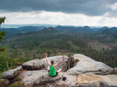 Orta yaşlı bir adam lüks havalarda dağlarda yoga ve meditasyon yapıyor.. 