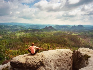 Kayalık kayalıklarda yoga pozisyonu alın. Kenarda yoga egzersizi ve manzaranın nefes kesici görüntüsü. Ruhu doğayla birleştirmek.