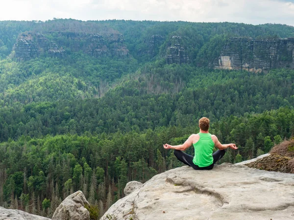 Man Sitter Toppen Berget Yogaställning Utöva Yoga Utkanten Med Fantastisk — Stockfoto