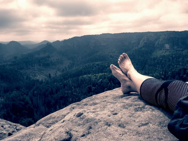 Crossed Female Barefoot Legs Man Relax Mountain Summit Hiker Lay — Stock Photo, Image