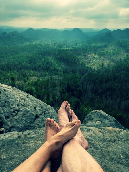Crossed Bare Legs Heterosexual Couple Cuddling Cliff Park Background Rocks — Stock Photo, Image