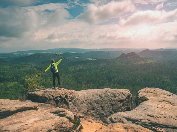 Atleet Gember Haar Man Fel Groen Shirt Wandelen Berg Trail — Stockfoto