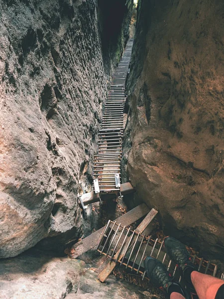Camino Acero Como Escalones Escalera Delgada Quebrada Entre Rocas Arenisca —  Fotos de Stock