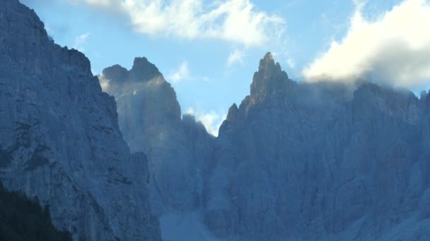 Горные Силуэты Туманные Долины Мистическое Пробуждение Прекрасной Долины Фей Вершины — стоковое видео