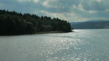 Lipno Gölü 'nden batıya, Sumava Ulusal Parkı' nın tepelerine doğru bak.
