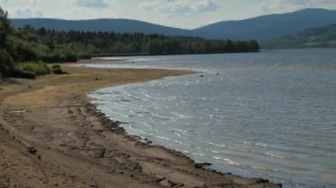 Çek Cumhuriyeti, Lipno 'daki Moldau Gölü, 2023 yazı. Zehirli çamurlu suyla dolu boş bir yatak. Düşük su seviyesi