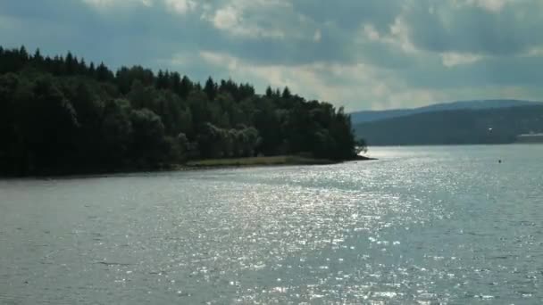 リプノ湖のダムからサマヴァ国立公園の丘を渡る西へ — ストック動画