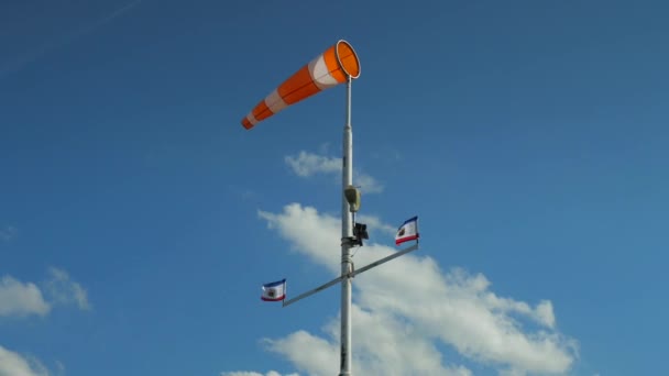 Windscock Drapeau Flottent Dans Vent Sur Grand Poteau Station Météorologique — Video