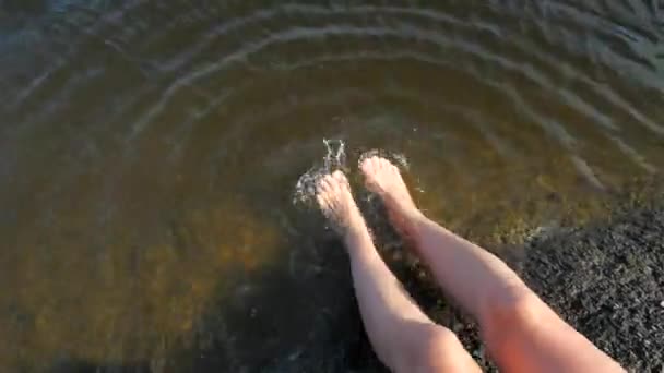 Kobiece Stopy Odświeżane Przez Kąpiel Chlapanie Wodą Jeziorze — Wideo stockowe