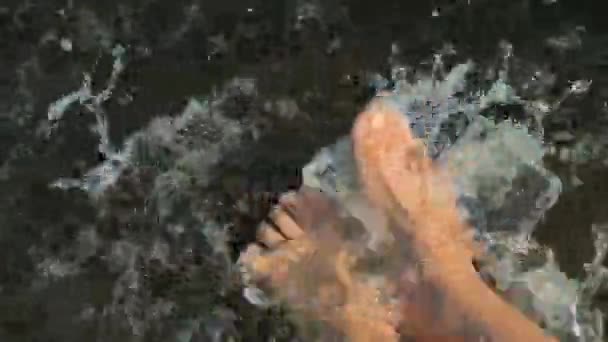 Kaki Wanita Yang Disegarkan Dengan Mandi Dan Memercikkan Air Danau — Stok Video
