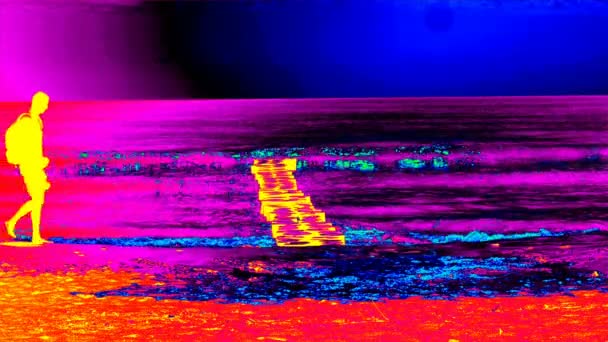 Mann Spaziert Strand Welliges Meer Wärmebildkamera Film Natürliche Strahlung — Stockvideo