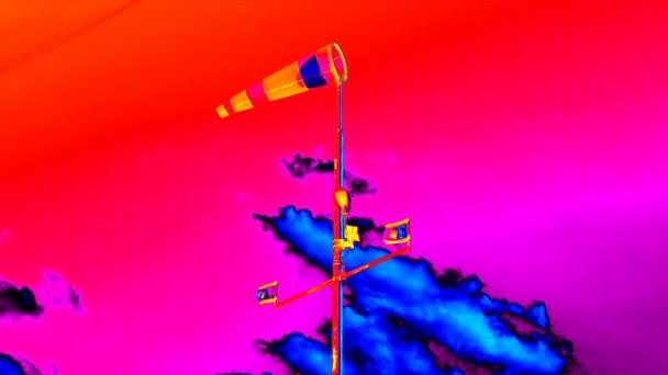 温斯科克和旗子在风中摇曳在一根杆子上 气象站测量风速 热红外成像膜 — 图库视频影像