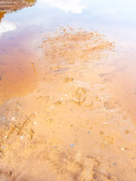 水中のフェリック残留物は ポーランドのバビナ鉱山に浸水しました エコロジー遺産 — ストック写真